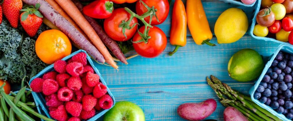 Менюто на протеиновата диета трябва да включва зеленчуци, плодове и плодове. 